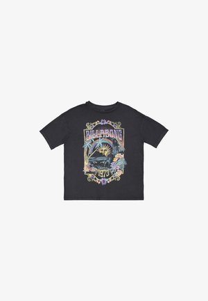 Zwarte katoenen t-shirt met een kleurrijk grafisch ontwerp van palmbomen, een zon en bloeiende accenten, gemarkeerd met "BILLABONG 1973."