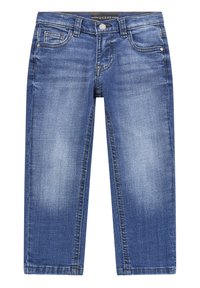 Jeans in denim blu con la parte anteriore sbiadita, chiusura con bottone e zip, passanti per cintura, tasche laterali e etichetta del marchio Guess sulla vita.