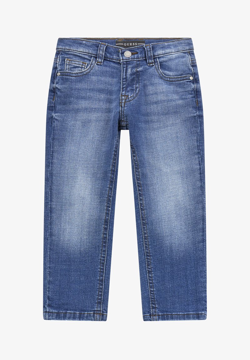 Jeans in denim blu con la parte anteriore sbiadita, chiusura con bottone e zip, passanti per cintura, tasche laterali e etichetta del marchio Guess sulla vita.