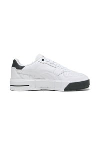 Fehér sneaker, textúrált bőrből készült felső résszel, fűzőzárral, párnázott cipőszárral és vastag fehér középtalppal, amelyen fekete díszítés található az talpon.