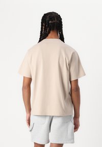 Pal Sporting Goods INTERNATIONAL PRE GAME UNISEX - Apdrukāts T-krekls - stone