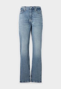 Jean en denim bleu clair avec une jambe droite, design à cinq poches, passants de ceinture et fermeture éclair. Le tissu a une texture subtile.
