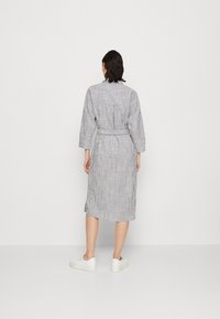 Gestreiftes Kleid in Hellgrau und Weiß, knielang, mit einem Gürtel in der Taille, 3/4-Ärmeln und einem Reverskragen. Leichtes Material, lässiges Design.