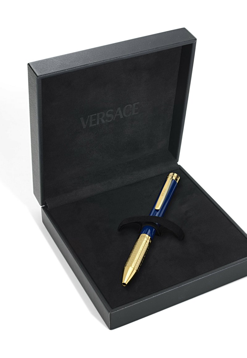 Versace-pen in een zwarte doos. De pen heeft een blauwe penbuis, gouden accenten, een textuurgrip en een gepolijste gouden punt. De binnenkant van de doos is van zwart fluweel.