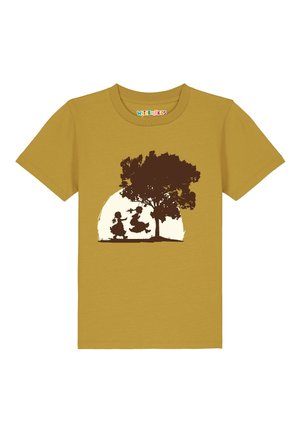 Senfgelbes Kinder-T-Shirt mit dunkelbrauner Silhouette von zwei Mädchen, die auf einer Schaukel spielen, die von einem Baum hängt, vor einem hellen kreisförmigen Hintergrund.