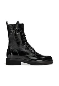 Botas de tobillo de charol negro con un diseño de cordones, detalle de hebilla lateral, suela plana y una textura suave y brillante.