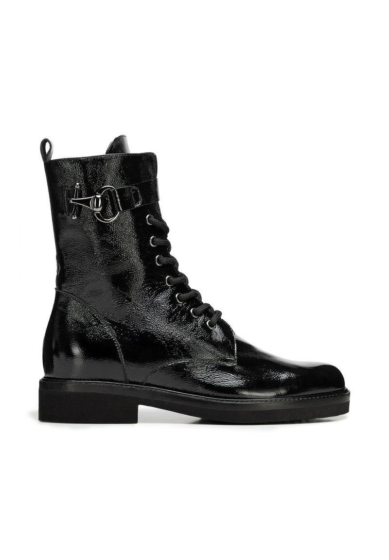 Botas de tobillo de charol negro con un diseño de cordones, detalle de hebilla lateral, suela plana y una textura suave y brillante.