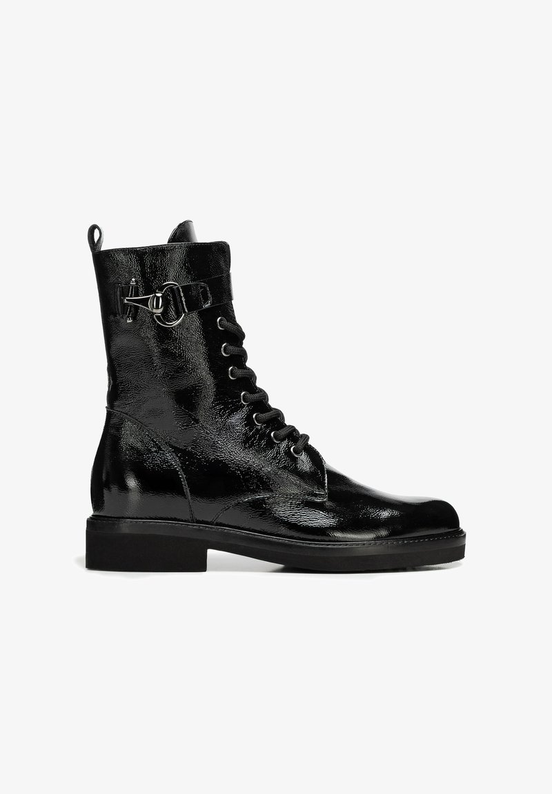 Stivaletti alla caviglia in pelle verniciata nera con design lace-up, dettaglio fibbia laterale, suola piatta e una texture liscia e lucida.