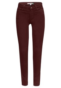 Wąskie spodnie w ciemnym brązie, zapinane z przodu na guzik i zamek błyskawiczny, z pięcioma kieszeniami i szlufkami na pasek, prezentowane na białym tle.