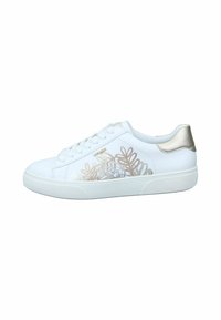 Sneaker bianco con suola in gomma texturizzata, parte superiore in pelle liscia, elemento dorato metallico sul tallone e motivi floreali intagliati sul lato.