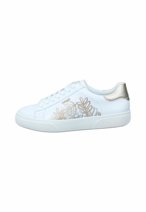 Baskets blanches avec une semelle en caoutchouc texturé, un dessus en cuir lisse, un accent métallique doré au talon et des motifs découpés floraux sur le côté.