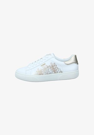 Hvid sneakers med en struktureret gummisål, glat læderoverdel, metallisk guldaccent på hælen og blomsterudskæringer på siden.
