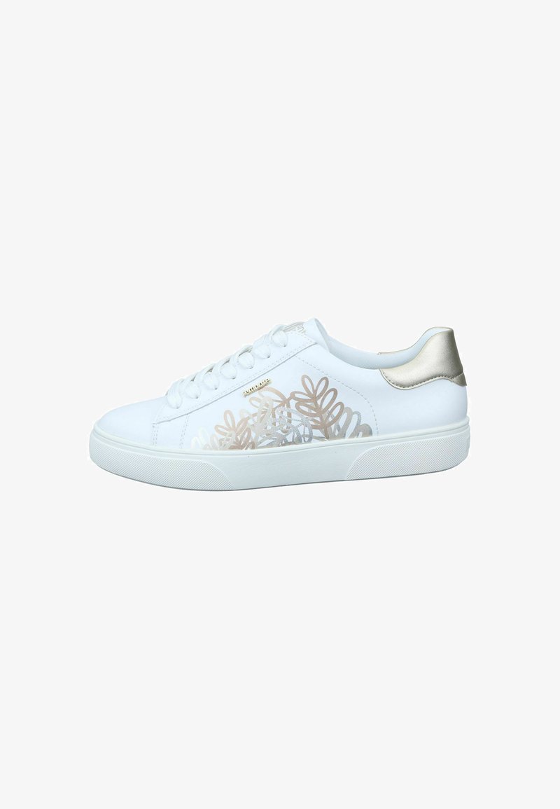 Zapatilla blanca con suela de goma texturizada, parte superior de cuero suave, acento metálico dorado en el talón y diseños de recortes florales en el costado.