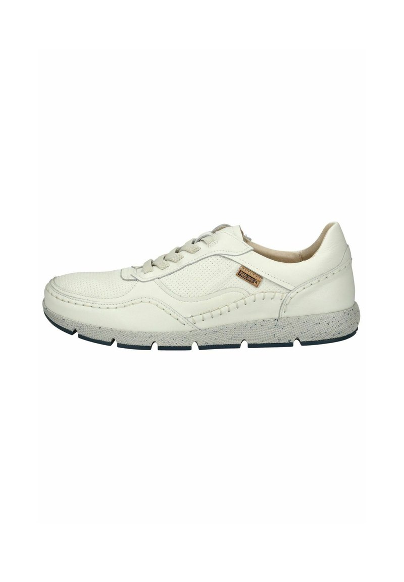 Hvide lædersneakers med perforeret overdel, snørebåndslukning og tekstureret grå mellemsål. Har let syning og brunt logo-accents.