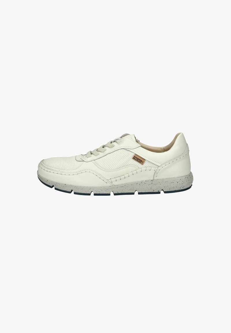 Sneaker bianco in pelle con tomaia perforata, chiusura con lacci e suola intermedia grigia testurizzata. Presenta cuciture leggere e un accento del logo marrone.