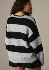 Next RELAXED FIT SOFT TOUCH V-NECK  - Džemperis - grey black stripe