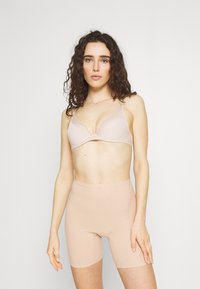 Lichtbeige bh met een gestructureerd patroon en dunne bandjes, gecombineerd met bijpassende lichtbeige high-waisted shorts. Soepele stof en aansluitend ontwerp.