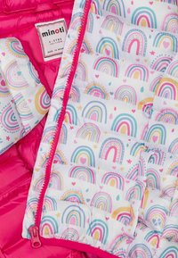 L'interno della giacca a vento rosa presenta un tessuto bianco con motivi arcobaleno pastello, cuori e stelle. Include una cerniera rosa brillante.