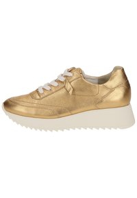 Guldmetallic lädersneakers med vit gummisula i kilformat, rund tå och platta snören. Har minimala sömnadsdetaljer och slät yta.