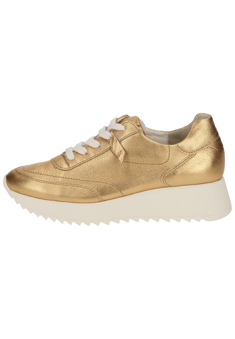 Guldmetallic lädersneakers med vit gummisula i kilformat, rund tå och platta snören. Har minimala sömnadsdetaljer och slät yta.