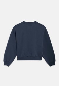 Tumši zils apgriezts sporta džemperis ar garām piedurknēm, ribota kakla izgriezuma un aproču apdare, gluda tekstūra, aizmugurē ar kvadrātveida auduma etiķeti.