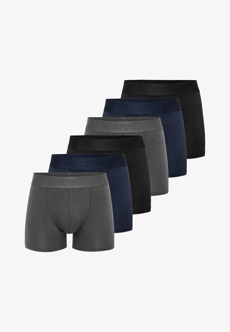 Set di sette boxer in varie tonalità: grigio scuro, blu navy, nero. Realizzati in tessuto morbido, con una fascia elastica testurizzata con il nome del marchio.