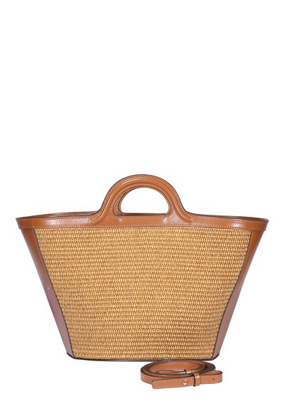 Borsa in rafia intrecciata con finiture in pelle marrone, caratterizzata da un design svasato, manici doppi e una tracolla regolabile. Dettagli di texture prominenti.