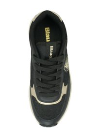 Schwarzer Sneaker mit einem strukturierten Stoffobermaterial, einem glatten beigen Akzent, rundem Zehenbereich, Schnürdesign und einer markierten Innensohle.