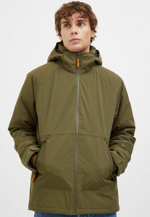 Veste vert olivier avec capuche, fermeture éclair à l'avant et deux poches latérales. Fabriquée en matériau lisse et résistant à l'eau avec des accents contrastés.