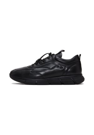 Zapatillas de cuero negro con superficie texturizada, punta redondeada, suelas resistentes, cordones de tela y pequeños detalles metálicos en los laterales.