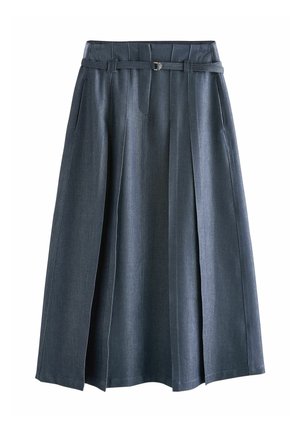 Tamsios spalvos džinsinė sijonas vidutinio ilgio, su klostėmis, diržu su apskritu sagtimi ir lygiu paviršiumi.