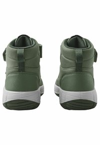 Gröna högklackade sneakers med vadderade anklar, textilmaterial, justerbart band och kontrasterande vita gummisålar med ett mönster för bra grepp.