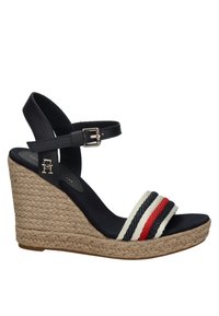 Sandalo wedge in pelle nera con suola in juta intrecciata, dotato di una fascia a righe in rosso, navy e crema; cinturino regolabile alla caviglia con fibbia in argento.