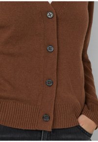 Brązowy sweter rozpinany wykonany z miękkiego, dzianinowego materiału, z dekoltem w kształcie litery V, ściągaczami na mankietach i pięcioma czarnymi guzikami z przodu.