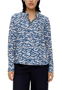 Bluse mit Button-Down-Kragen im blau-weißen abstrakten Muster, langarm und mit lockerer Passform. Glatte Stoffoberfläche.
