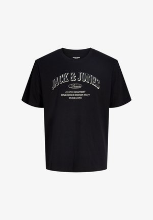 Sort T-shirt med korte ærmer og hvid tekst "JACK & JONES Denim Creative Department Established in Nineteen Ninety" på forsiden.