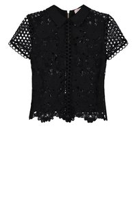 Blouse en dentelle noire avec col, manches courtes, motifs floraux et devant boutonné avec des découpes circulaires. Texture délicate et raffinée.