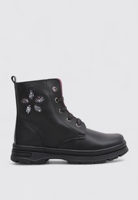 Bottine noire en cuir avec un laçage à l'avant, détail en sequins en forme de fleur sur le côté, et semelle en caoutchouc robuste.