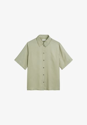Chemise à manches courtes, col en vert clair, fabriquée dans un tissu lisse. Présente une fermeture à boutons à l'avant et une coupe décontractée avec un ourlet droit.