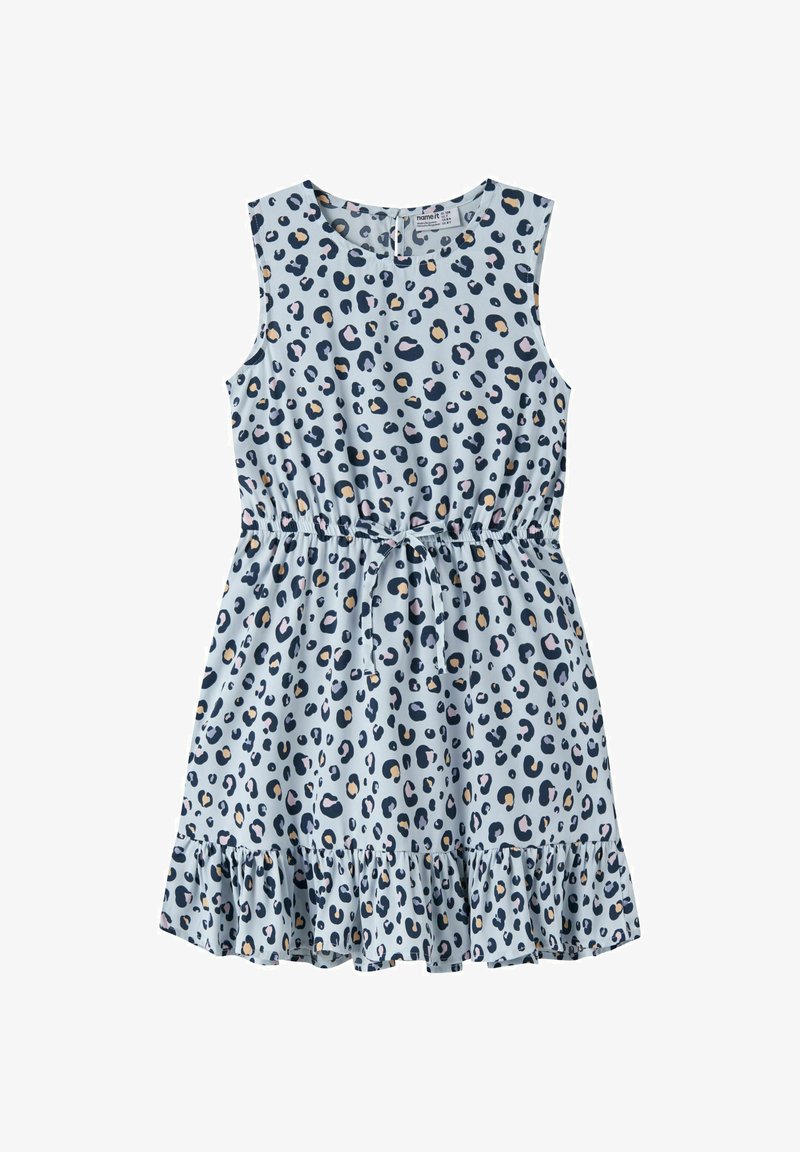 Robe sans manches bleu clair avec imprimé léopard multicolore, taille élastique avec lien et ourlet à volants.