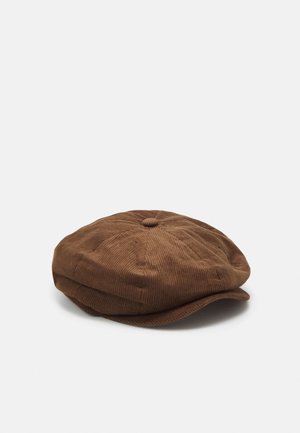 Brun fløjlsflatkasket med en kort, buet skygge og en lille knap på toppen, vist på en ensfarvet hvid baggrund.