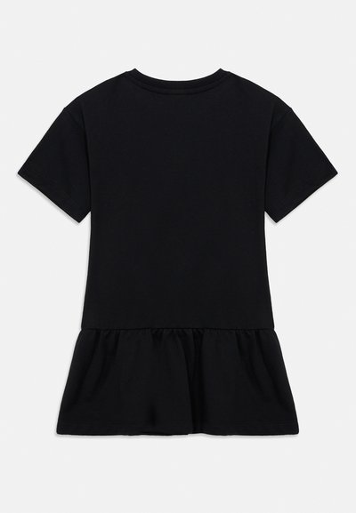 Μαύρο φόρεμα με κοντά μανίκια και βολάν στο στρίφωμα, κατασκευασμένο από απαλό ύφασμα. Διαθέτει κλασικό στρογγυλό ντεκολτέ και απλό σχεδιασμό.