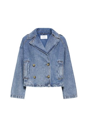 Džínová bunda svetlo modrej farby, skrátená s dvojradovým zapínaním, širokými klopami a postrannými vreckami, s mierne textúrovaným povrchom.