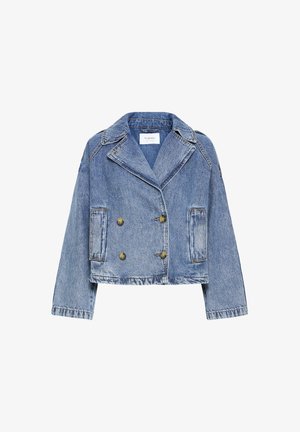 Džínová bunda svetlo modrej farby, skrátená s dvojradovým zapínaním, širokými klopami a postrannými vreckami, s mierne textúrovaným povrchom.