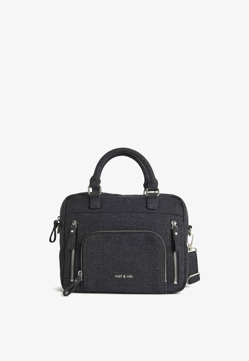 Zwarte stoffen handtas met dubbele bovenhandvatten, een voorvak met ritssluiting en een afneembare schouderriem. Voorzien van zilverkleurige ritsen en logodetail.
