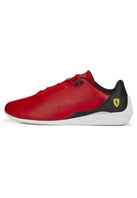 Czerwone syntetyczne buty z czarnymi akcentami, o smukłym, aerodynamicznym kształcie, perforowanym wzorze dla wentylacji oraz białej podeszwie z logo.