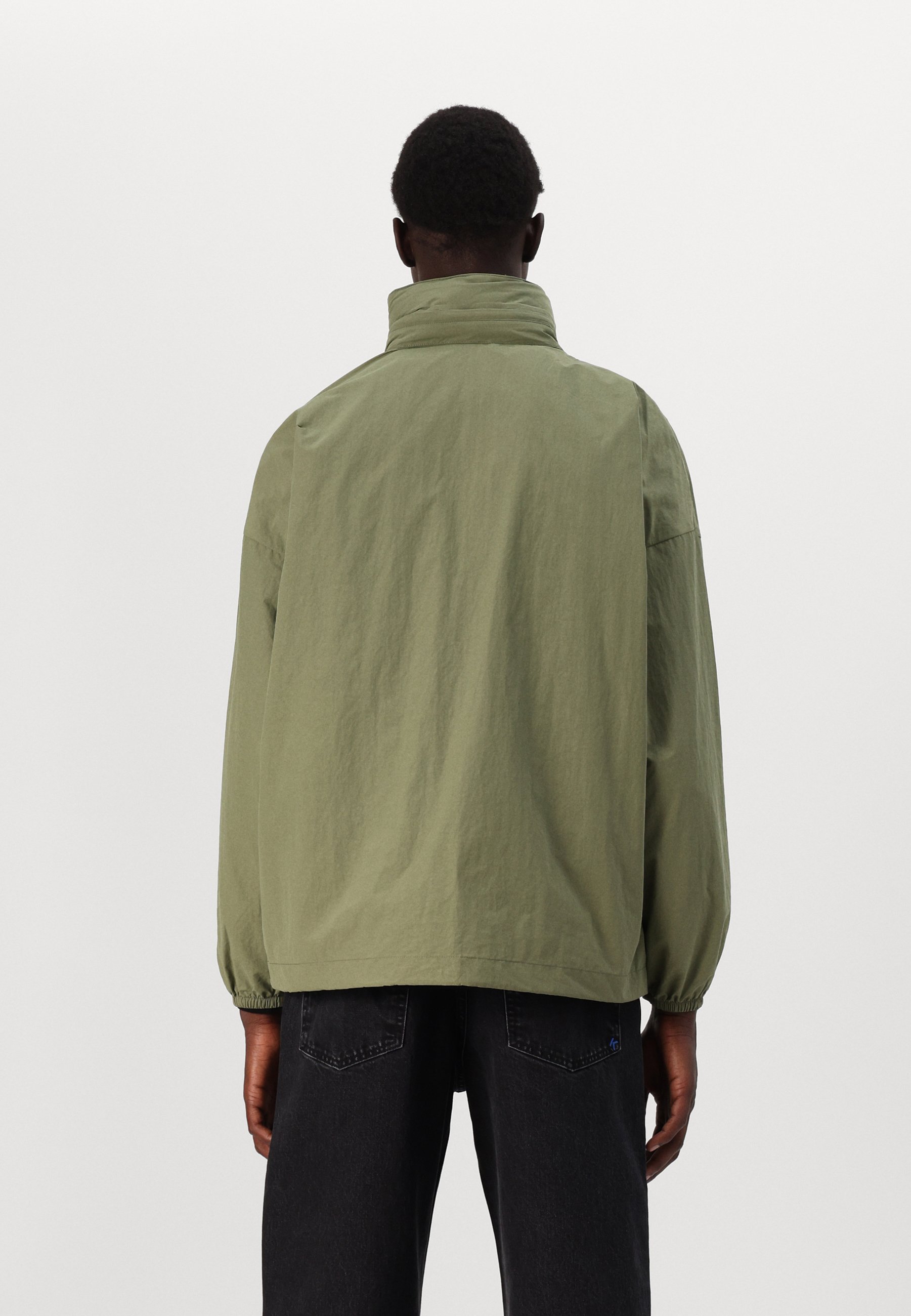Lacoste オリーブグリーン ジャケット LACOSTE L!VE（ラコステライブ）の「ラコステライブ バーシティ