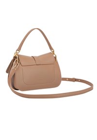 Borsa a mano in pelle beige con un design strutturato, dotata di chiusura a patta, hardware dorato e tracolla regolabile.