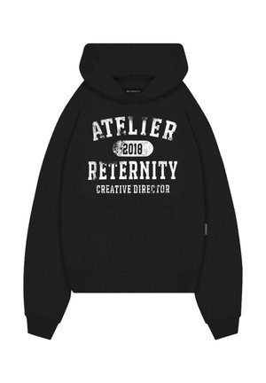 Fekete kapucnis pulóver elülső zsebbel, szakadt fehér felirattal: "ATELIER RETERNITY 2018 KREATÍV IGAZGATÓ" különböző betűtípusokkal.