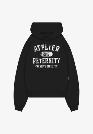Zwarte hoodie met een voorzak, voorzien van verweerd witte tekst: "ATELIER RETERNITY 2018 CREATIEVE DIRECTEUR" in verschillende lettertypen.